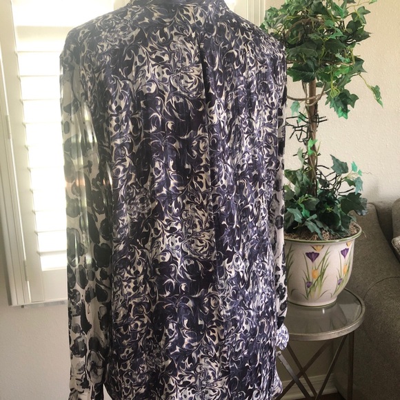 Simply Vera Wang Women’s size L Blouse “chef coat” style front - Picture 2 of 6